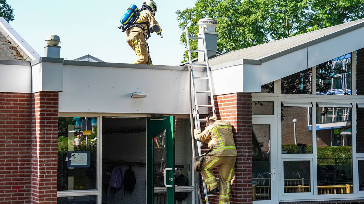 Brand in dak van school in Klazienaveen, leerlingen ondergebracht in kazerne