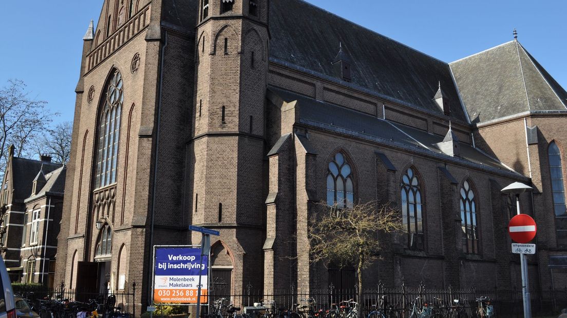 De kerk aan de Draaiweg staat te koop.