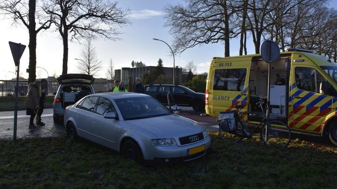 Fietser aangereden door auto in Almelo