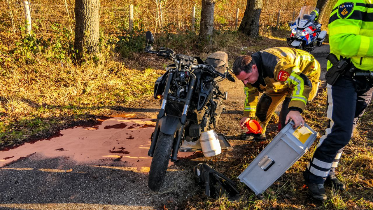 Motorrijder gewond na botsing met lichtmast.