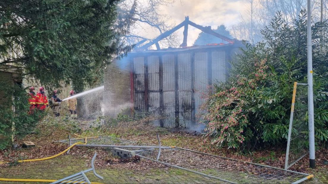 De brandweer blust de oude kazerne in Nieuwe Pekela