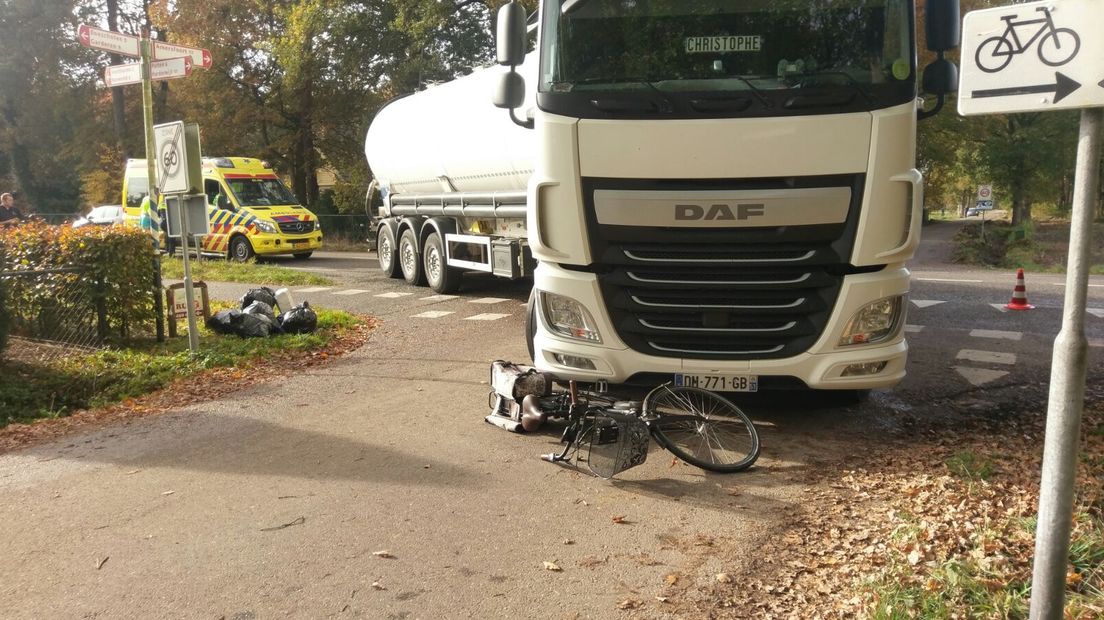 Een fietser is donderdag onder een vrachtwagen gekomen in Nijkerk en daarbij ernstig gewond geraakt. Het ongeluk gebeurde iets voor half twaalf op de kruising van Prinsenweg en de Voorthuizerweg.