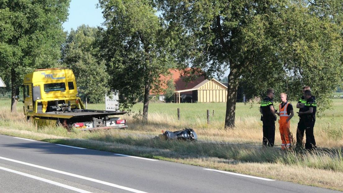 Een motorrijder reed achterop een bestelbus