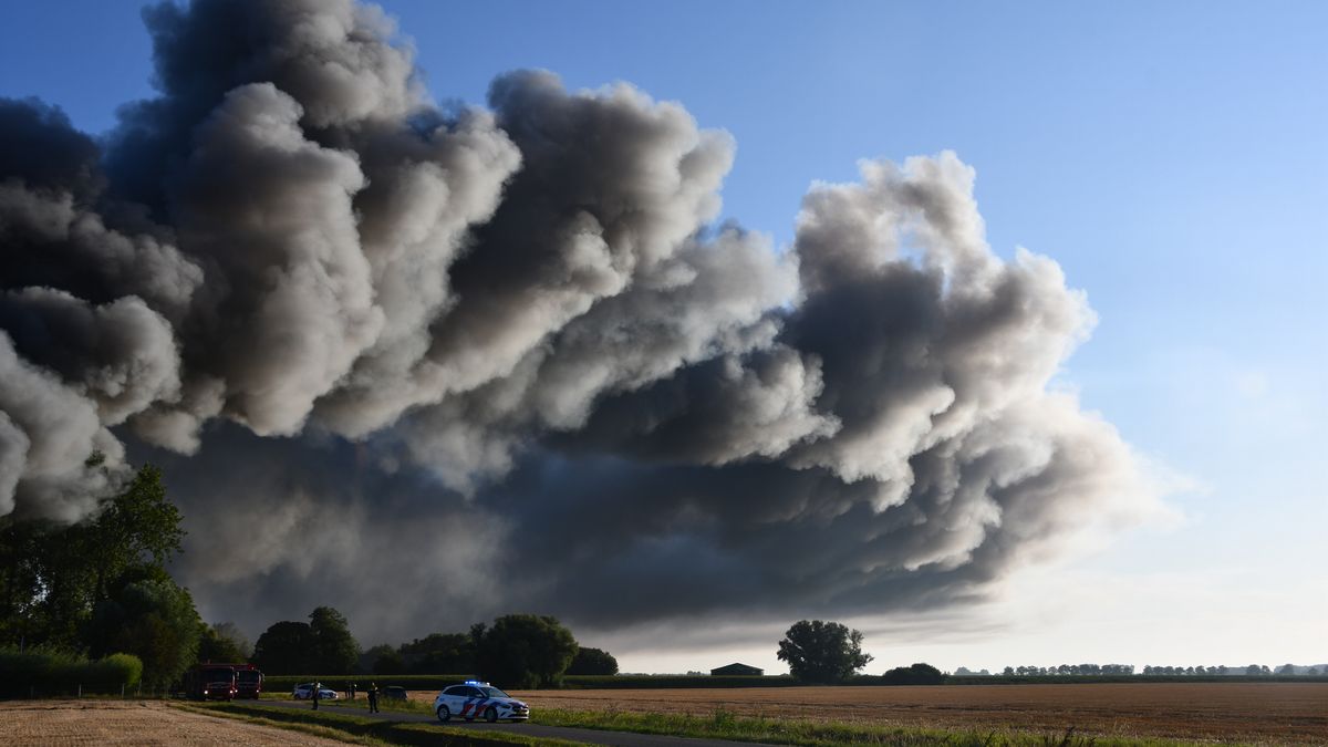 Paardenstal in Aardenburg afgebrand, nog steeds rookontwikkeling