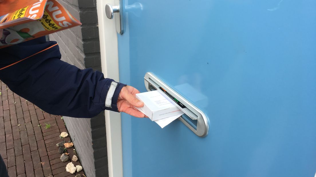 Tienduizenden Gelderlanders kregen de afgelopen weken een bijzonder pakketje in de brievenbus: jodiumpillen. De overheid deelt die uit om mensen te beschermen bij een kernramp. Zaterdag zijn de laatste doosjes bezorgd, onder andere in Doesburg.