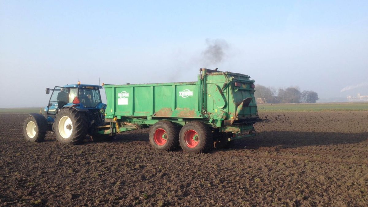 Eerste slib uit Eems uitgereden op akkers Veenkoloniën