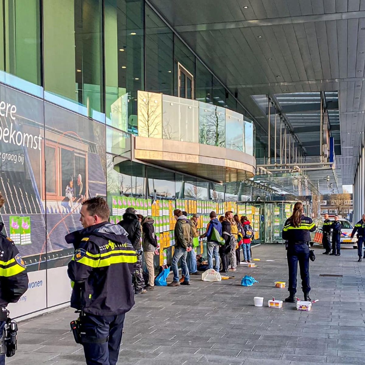 Curated visual reference: Hoger Beroep Tegen Handelsmerk Geweigerd Reference: Klimaatposters Plakken Op Hoofdkantoor Rabobank Levert Ook In Hoger