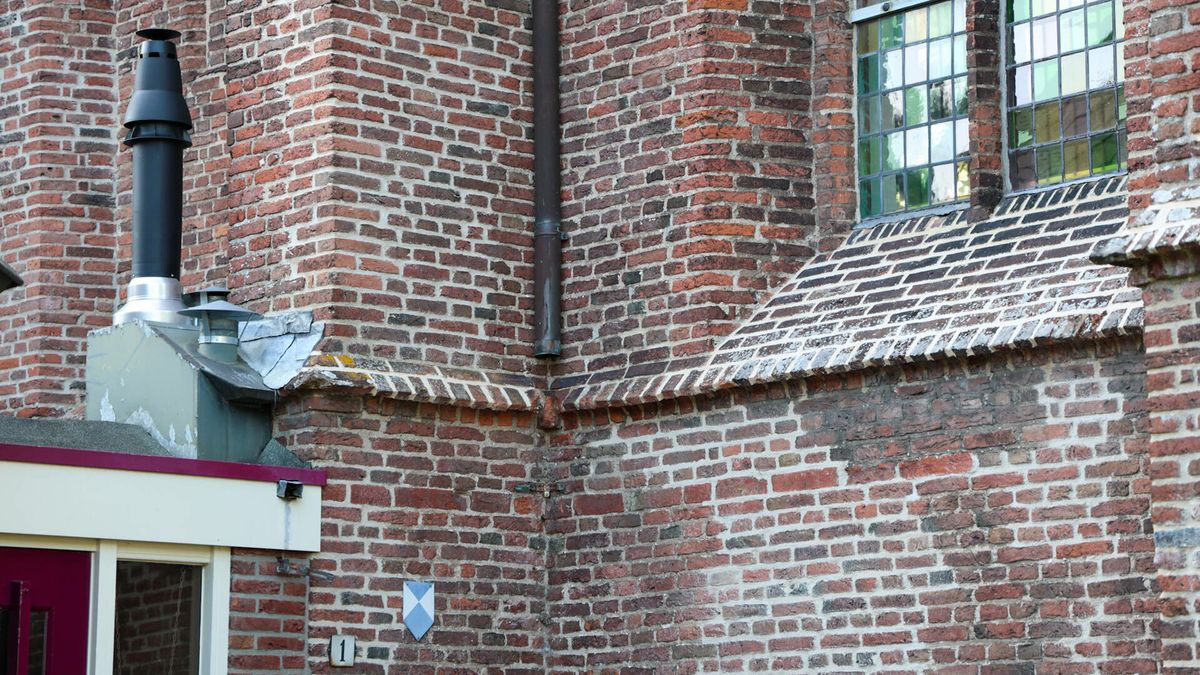 Koperdieven halen regenpijpen van de Stefanuskerk in Beilen