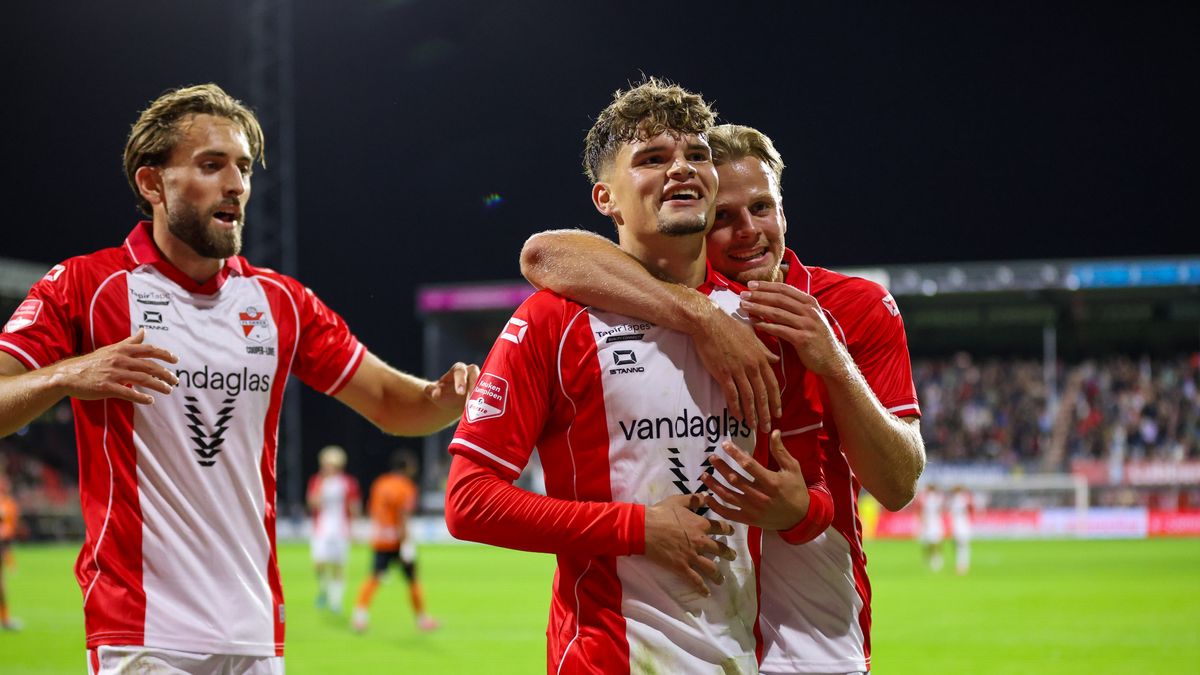 FC Emmen wervelt langs FC Volendam in ouderwets KKD-spektakelstuk