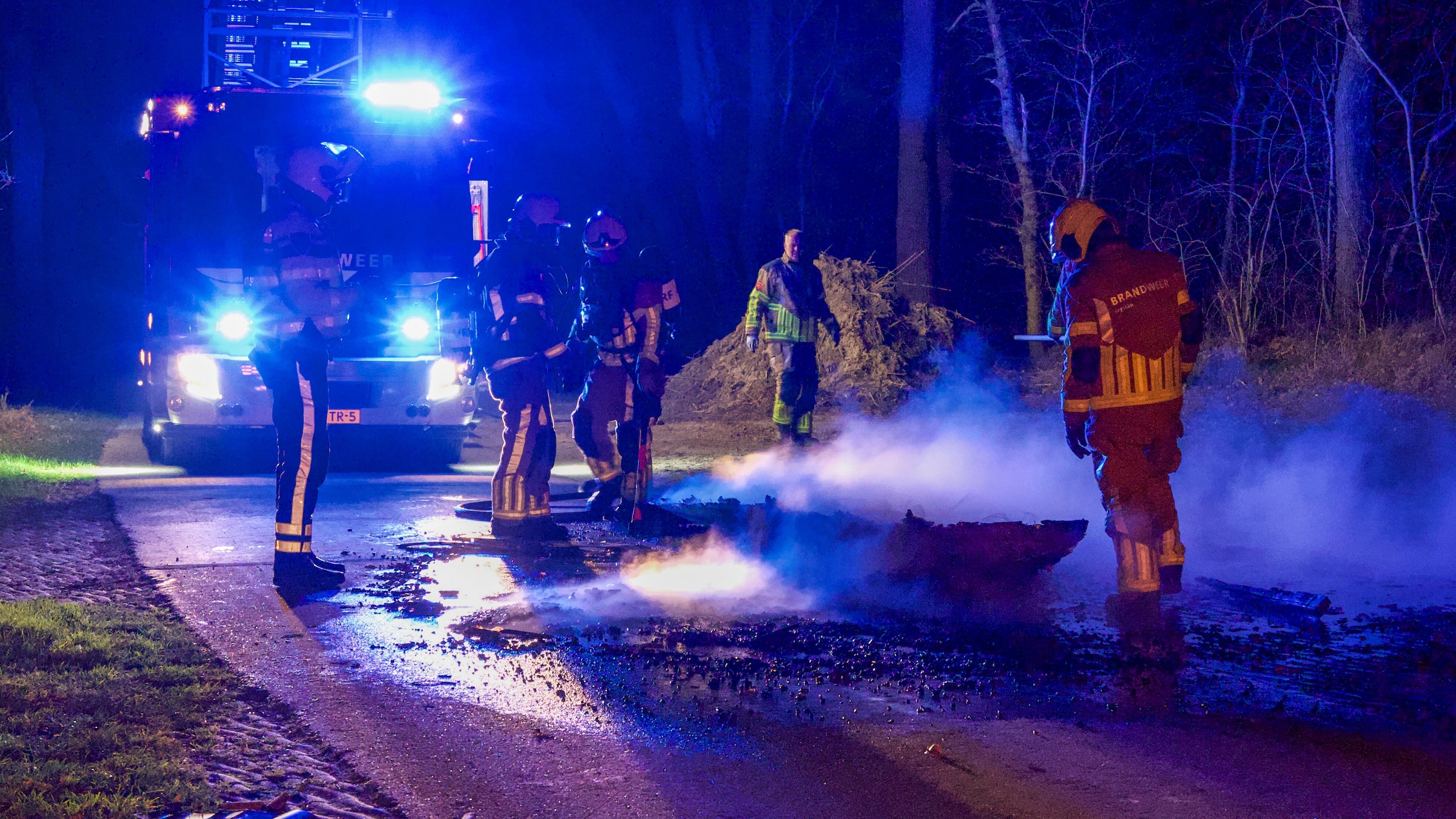 Boat útbaarnd yn Eastermar | Koade giel fan 01.00 oere ôf foar hiel Fryslân