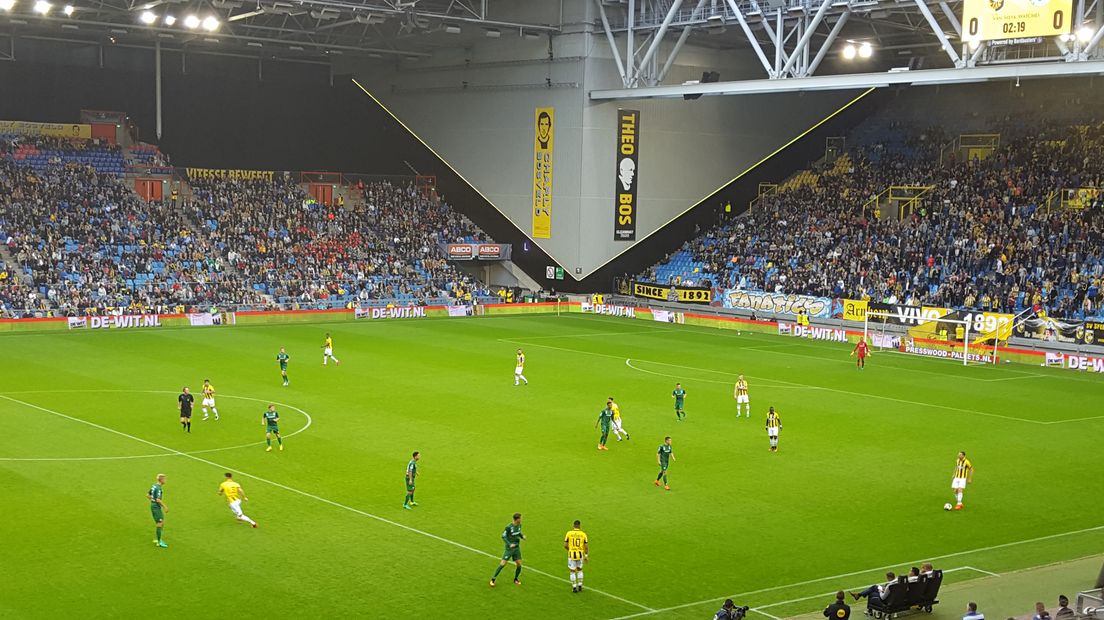 Vitesse heeft zaterdagavond drie belangrijke punten gepakt tegen FC Groningen. De Arnhemmers speelden de eerste helft beroerd en keken na drie minuten al tegen een achterstand aan. Maar Lewis Baker hielp Vitesse. Hij scoorde een vrije trap én nadat het duel stil was gelegd door onweer, leverde hij weer een goede vrije trap waaruit Leerdam scoorde.