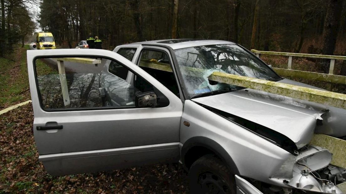 Auto wordt gespietst door houten balk in Enschede: bijrijder lichtgewond