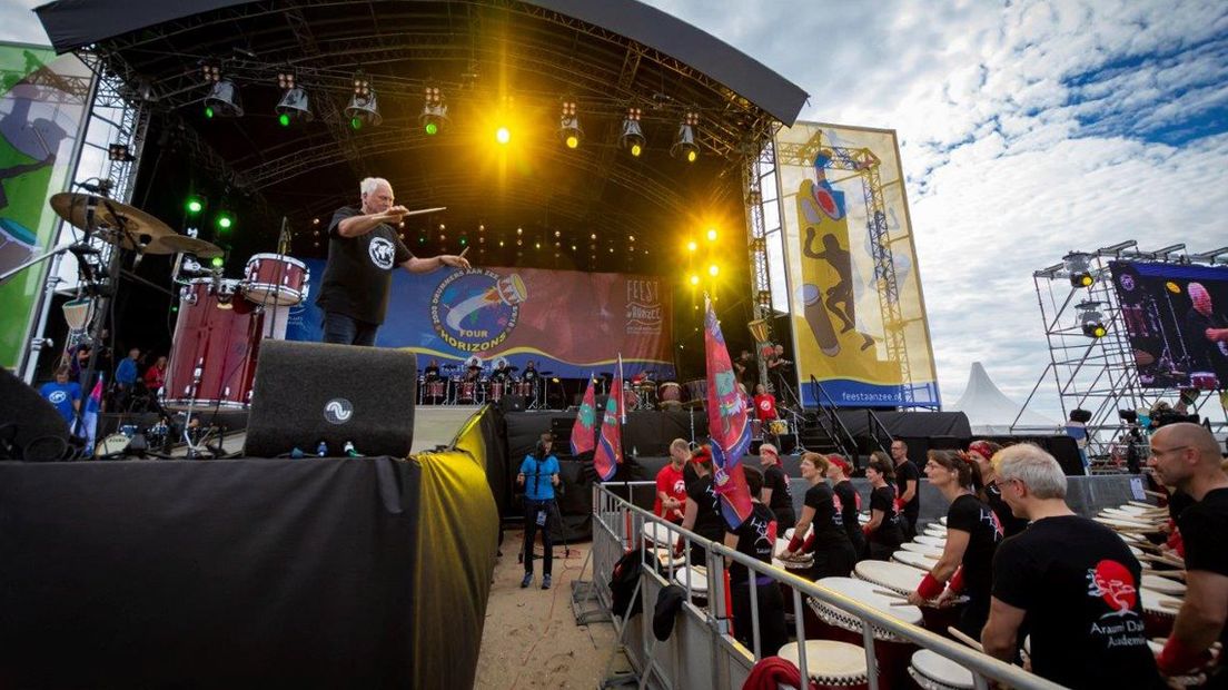 Cesar Zuiderwijk begeleidt de drummers vanaf het podium.