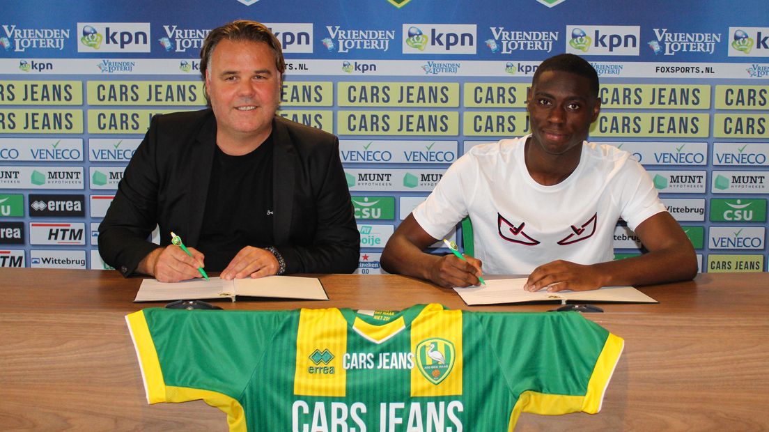 Dehninio Muringen (r) tekent contract (foto ADO Den Haag