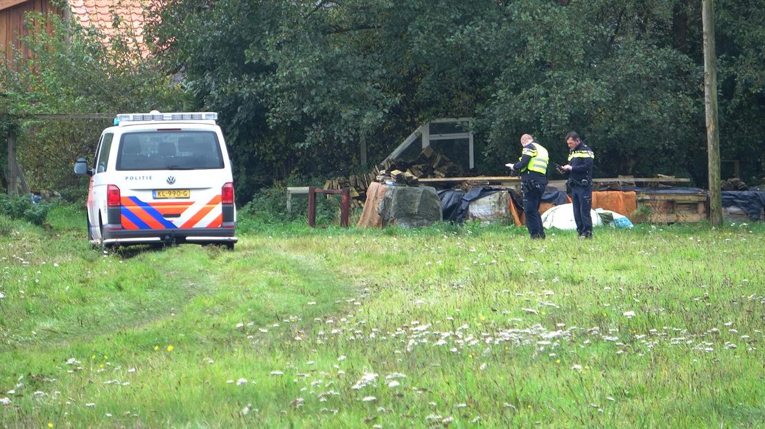 Politie doet onderzoek bij de boerderij (Rechten: Persbureau Meter)