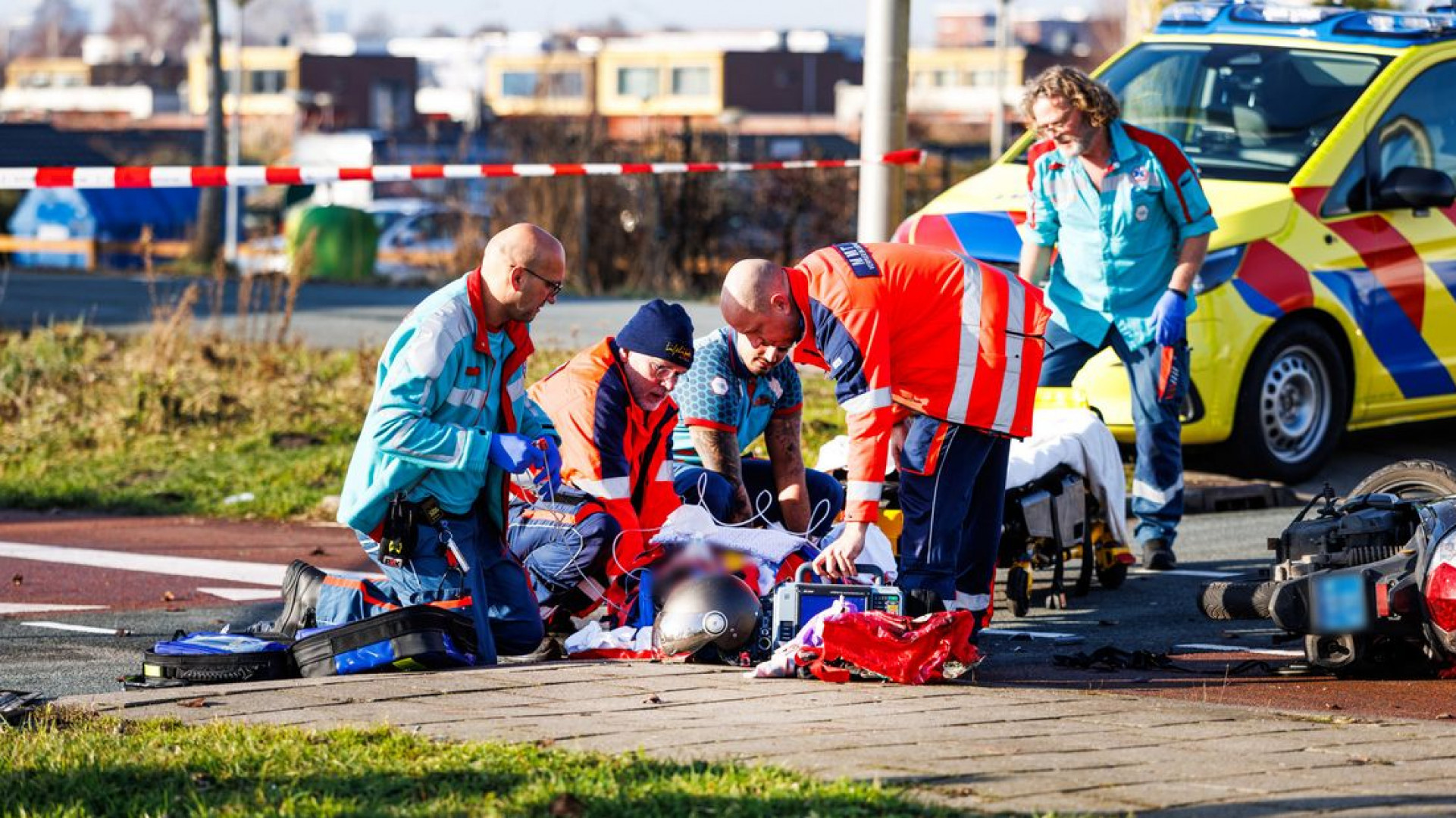 Scooterrijder gewond bij aanrijding, traumahelikopter komt in actie.