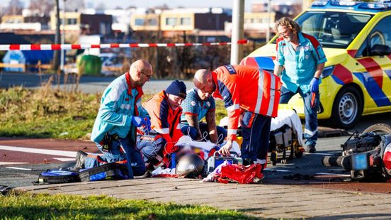 Scooterrijder gewond bij aanrijding, traumahelikopter komt in actie. Scooterrijder gewond bij aanrijding, traumahelikopter komt in actie.