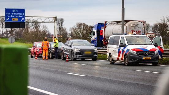 Kop-staartbotsing op snelweg: drie autos beschadigd en uur vertraging. Kop-staartbotsing op snelweg: drie autos beschadigd en uur vertraging.