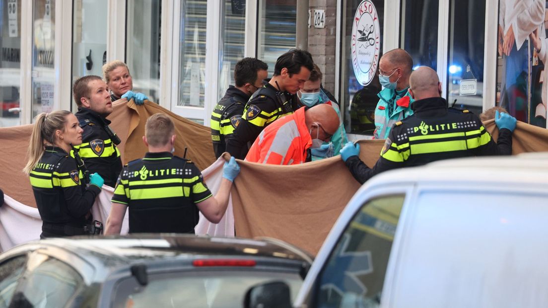 Het slachtoffer wordt op straat behandeld