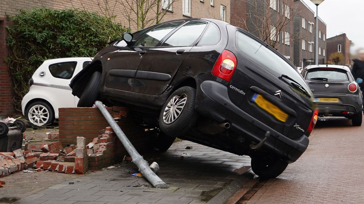 Muurtje voorkomt dat automobilist in Asser tuin belandt