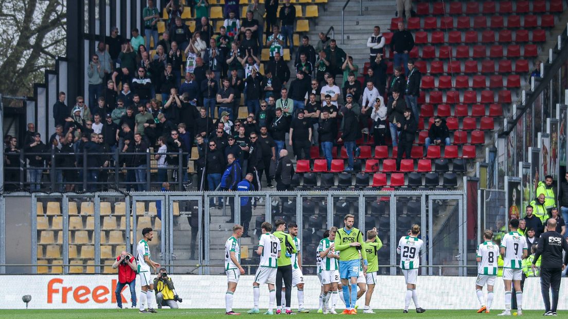 Spelers bedanken de supporters voor hun steun