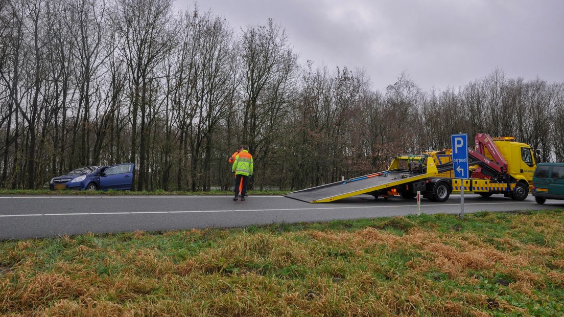 Auto van de weg bij Wolvega