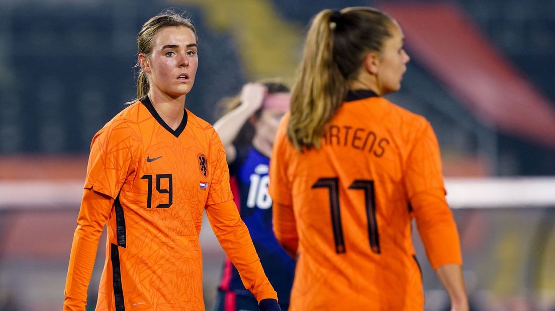 Jill Roord (links) maakt deze zomer net als Oranje debuut op de Spelen