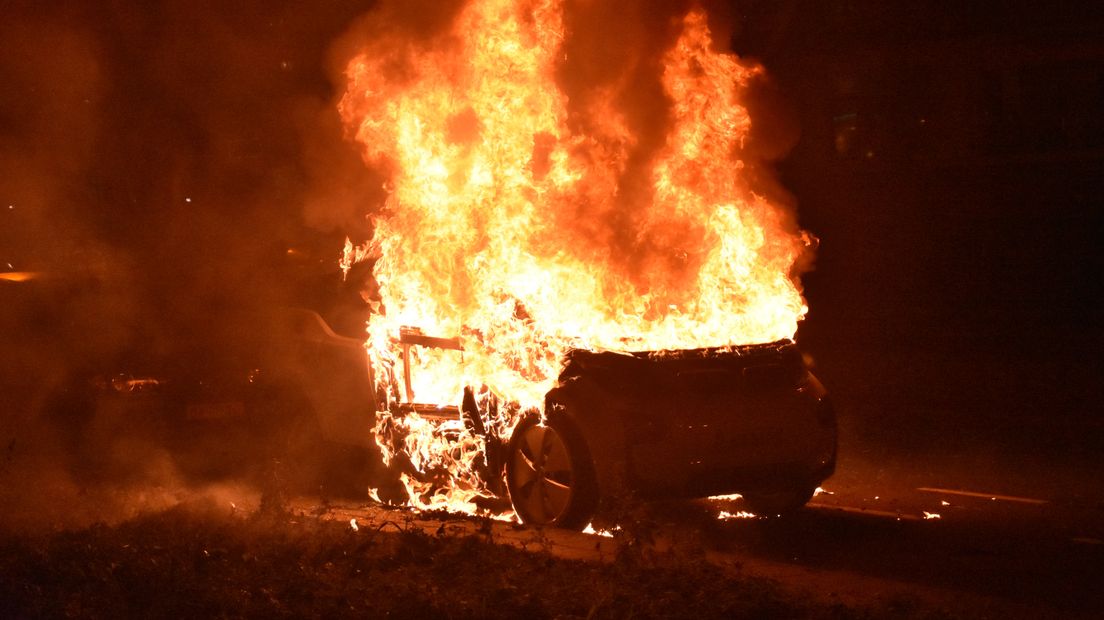 Een autobrand op de Melis Stokelaan in Den Haag.