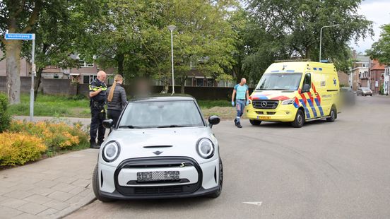 Fietser raakt gewond bij botsing met auto in Gennep. Fietser raakt gewond bij botsing met auto in Gennep.