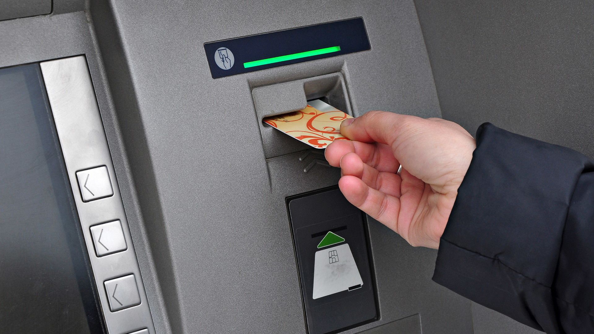 Plysje hâldt fjouwer fertochten fan bankfraude yn Dokkum oan