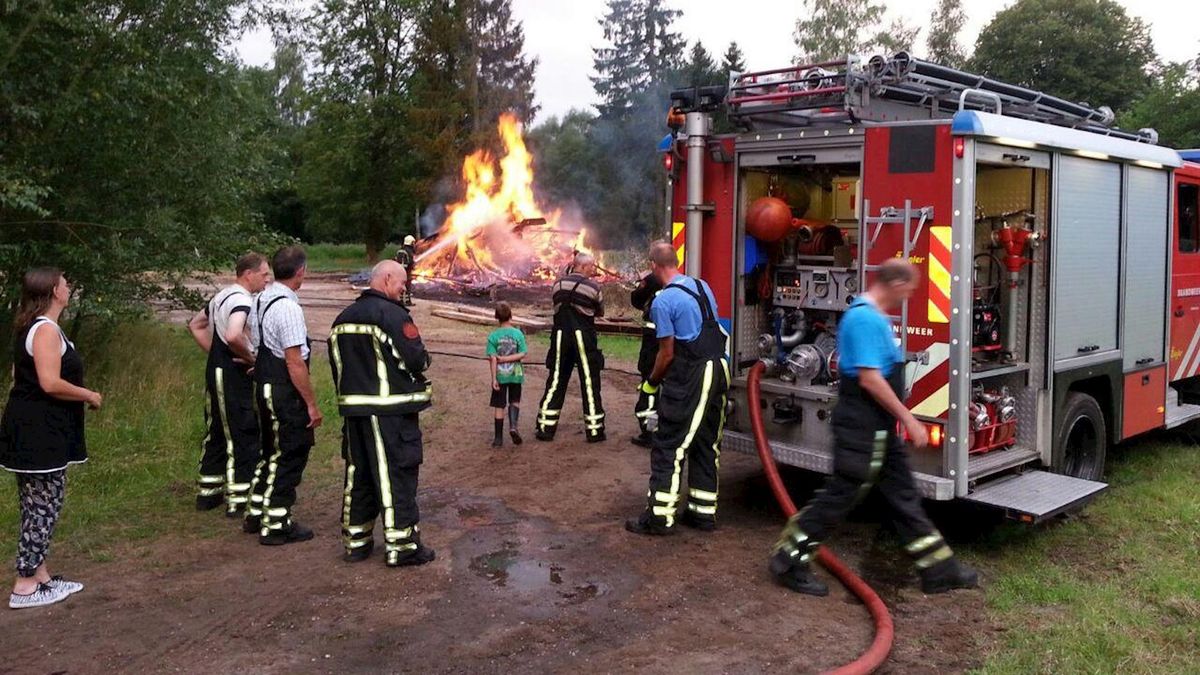 Brandweer blust afvalbrand in Saasveld