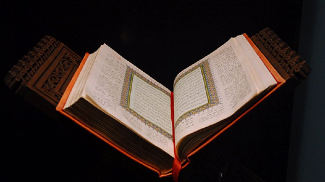 Jonge moslims delen gratis korans uit in Nijmegen