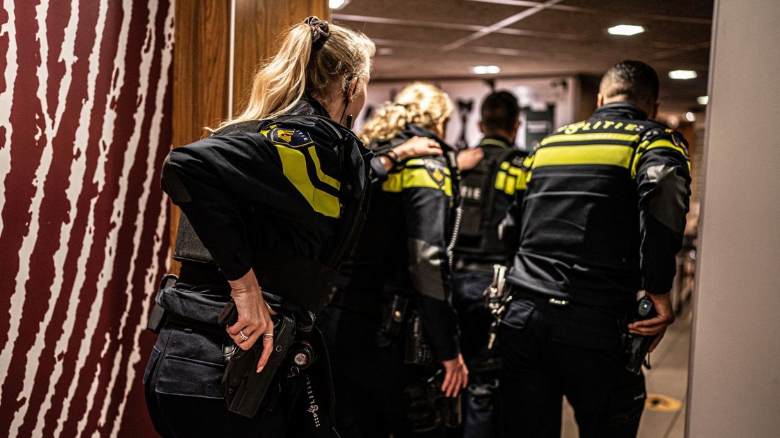 Foto ter illustratie: agenten houden vuurwapens gereed bij incident.