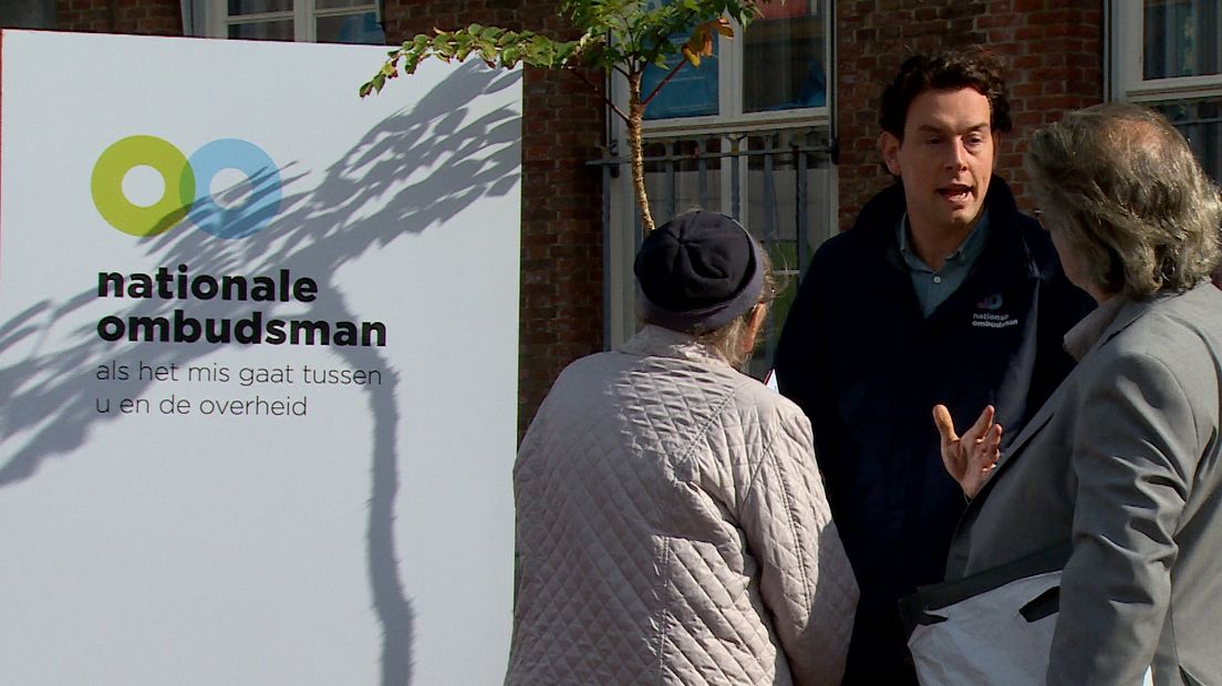 Medewerker van Nationale ombudsman in gesprek op markt in Oostburg.