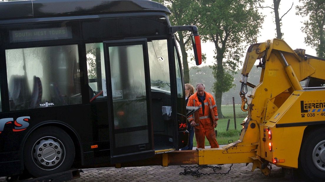 Bus weggehaald door een berger