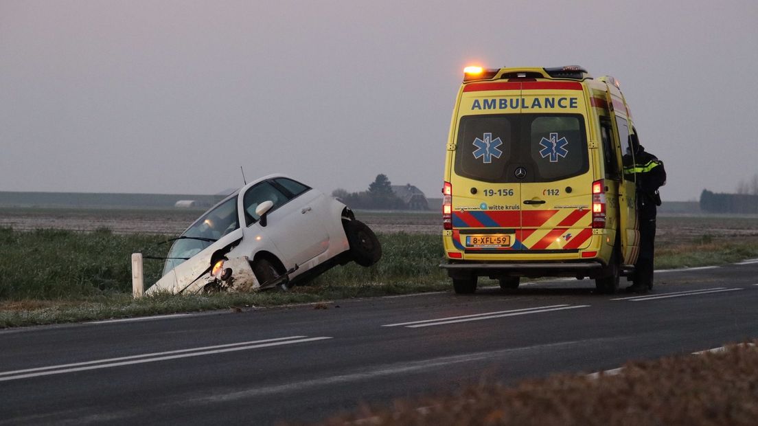 Op de Stavenisseweg bij Stavenisse raakt een auto van de weg door gladheid