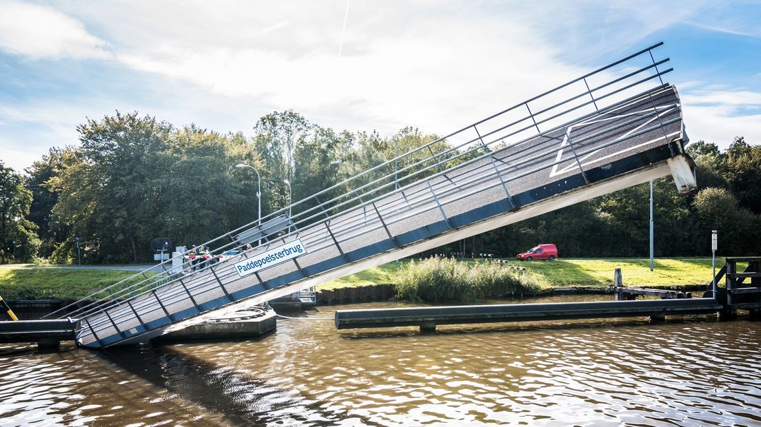 De Paddepoelsterbrug hangt deels in het water