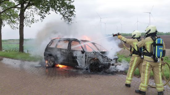 Auto gaat in vlammen op in Emmer-Compascuum