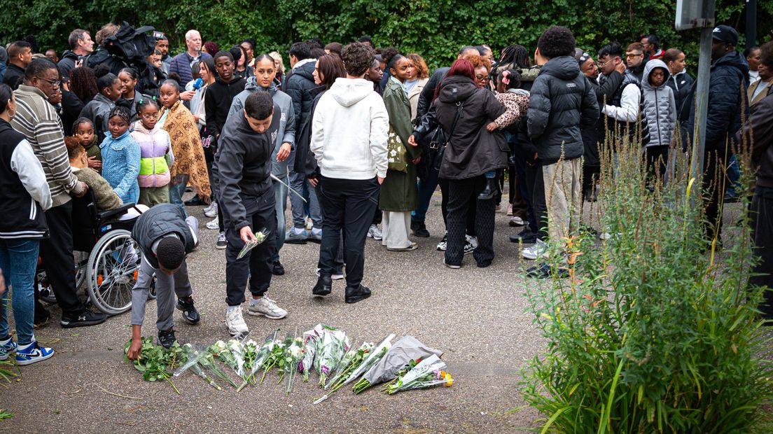 Bloemen leggen bij stille tocht voor Jerryson
