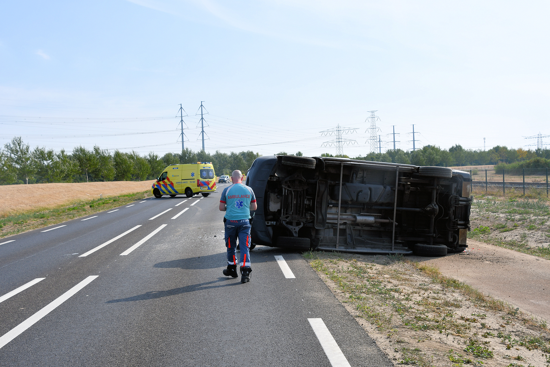 Bestelbus belandt op z'n kant bij Nieuwdorp, bestuurder naar het ziekenhuis