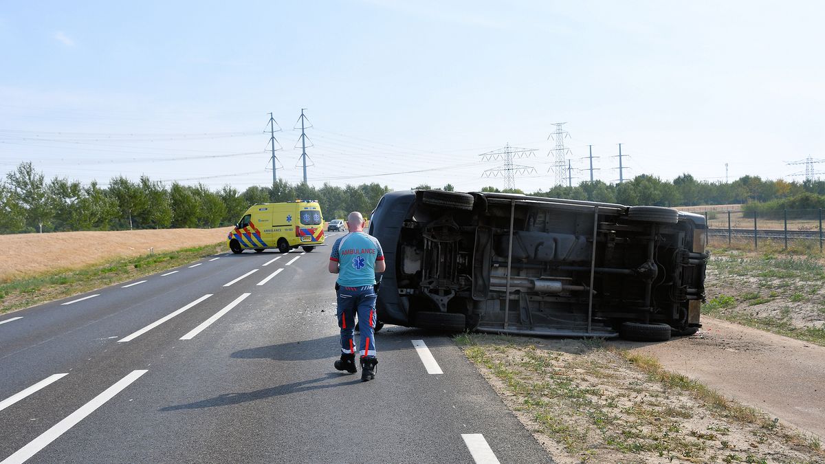 Bestelbus belandt op z'n kant bij Nieuwdorp, bestuurder naar het ziekenhuis