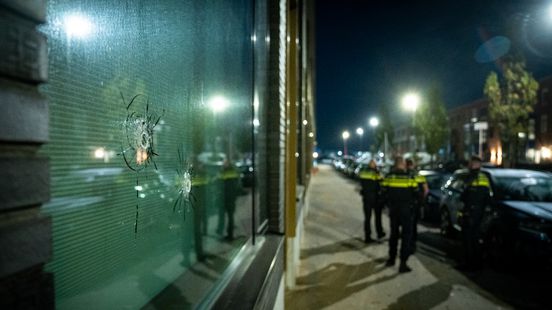 Kogelgaten in ruit bij woning na beschieting in Rotterdam-IJsselmonde