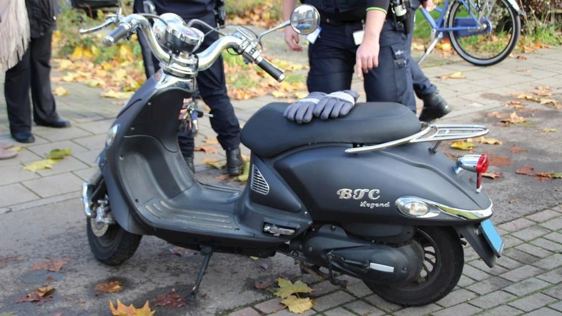 Vrouw naar ziekenhuis na val van scooter in Almelo