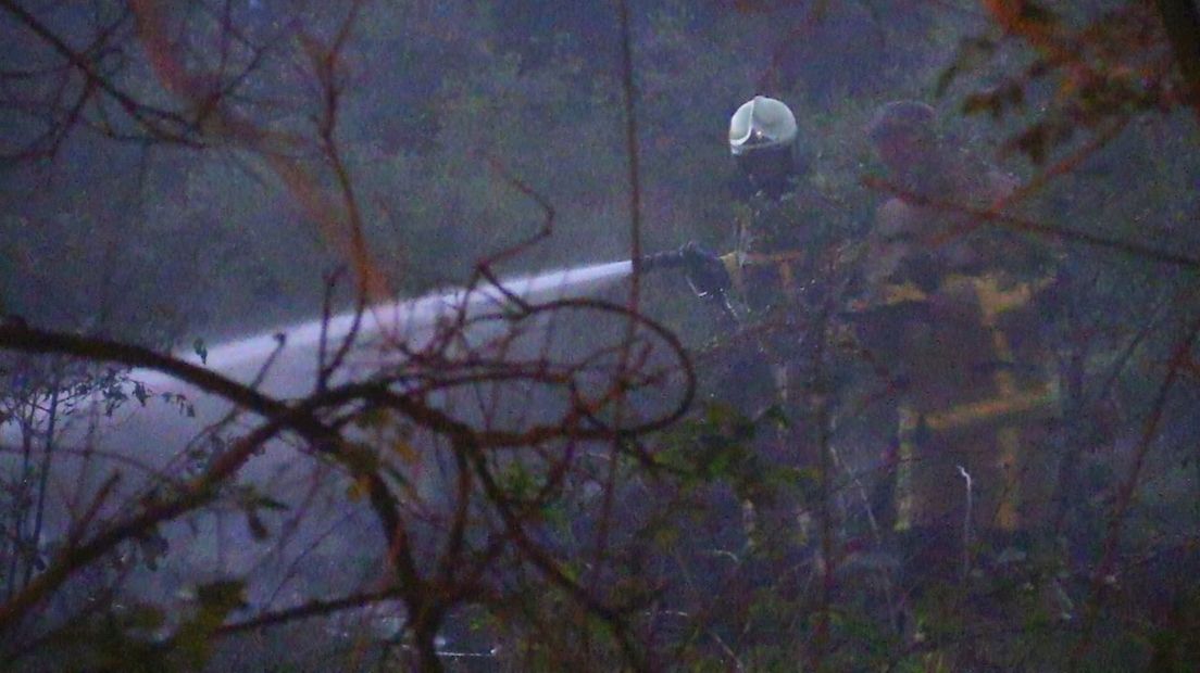 Brandweer druk met blussen natuurbrand in Enschede