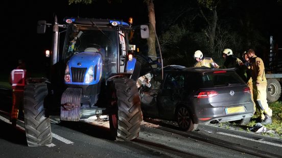 Auto en trekker botsen op N854 bij Wachtum Auto en trekker botsen op N854 bij Wachtum