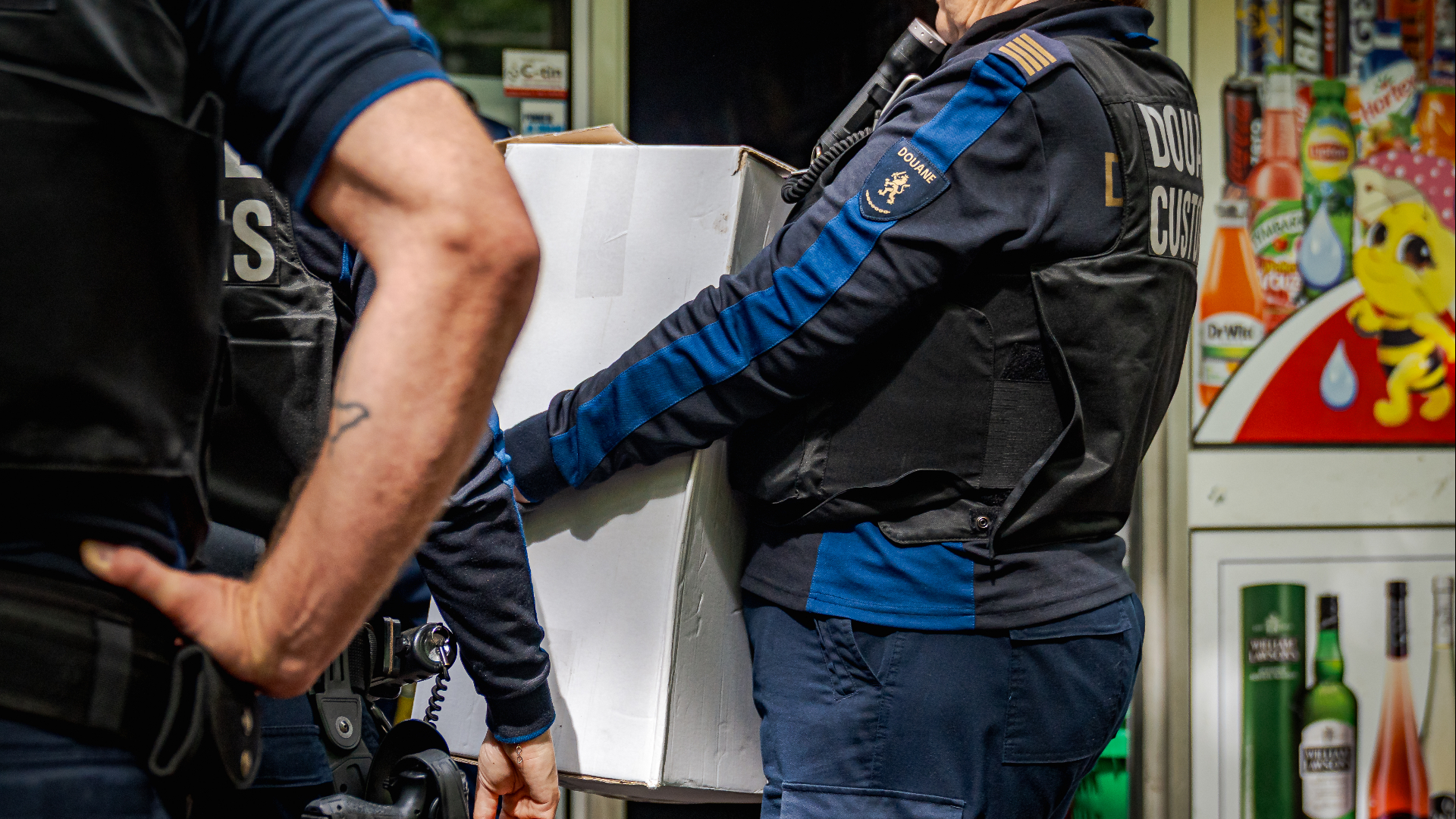 De douane neemt spullen in beslag van de Poolse supermarkt