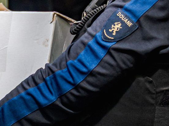 De douane neemt spullen in beslag van de Poolse supermarkt