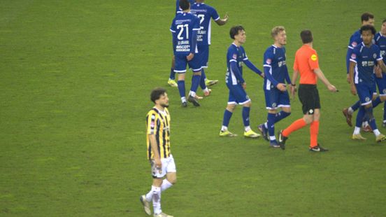 Vitesse botst op Almere City en verliest koppositie vierde periode