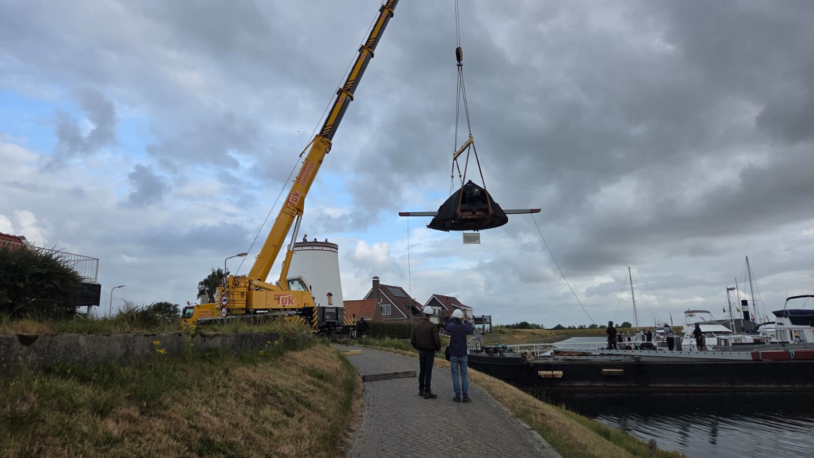 8,5 ton zware molenkap zweeft boven Stavenisse: 'Prachtig om te zien'