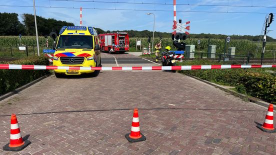 Persoon overlijdt bij aanrijding met trein in Holten, treinen rijden weer. Persoon overlijdt bij aanrijding met trein in Holten, treinen rijden weer.
